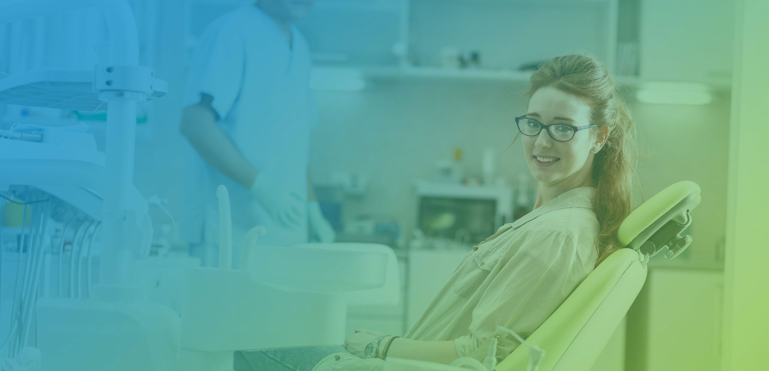 femeie tanara zambind stand pe scaun intr-un cabinet stomatologic